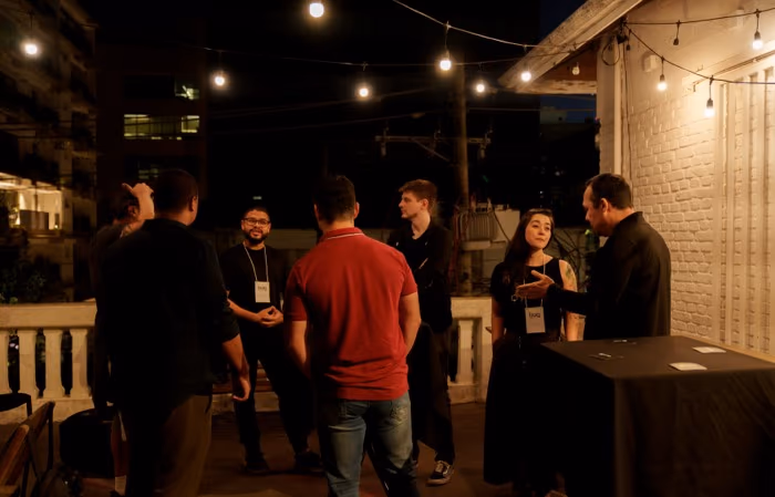 Participantes conversando no rooftop