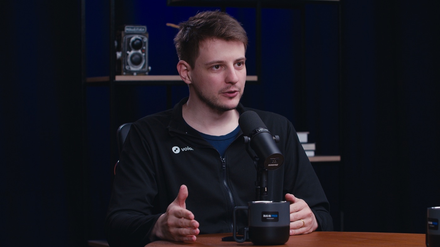 Victor Buchalla ao microfone na gravação do podcast