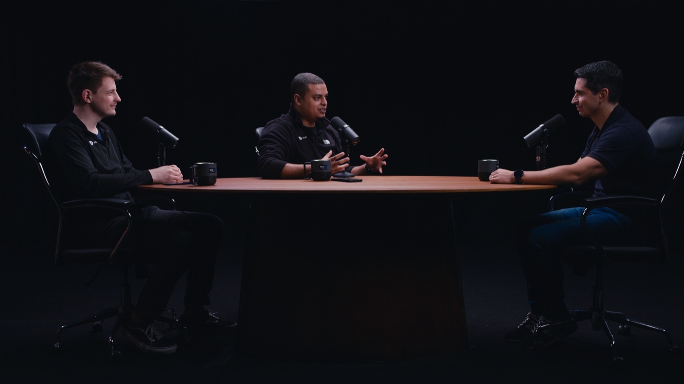 Gravação do episódio 001 do podcast, mesa redonda em estúdio