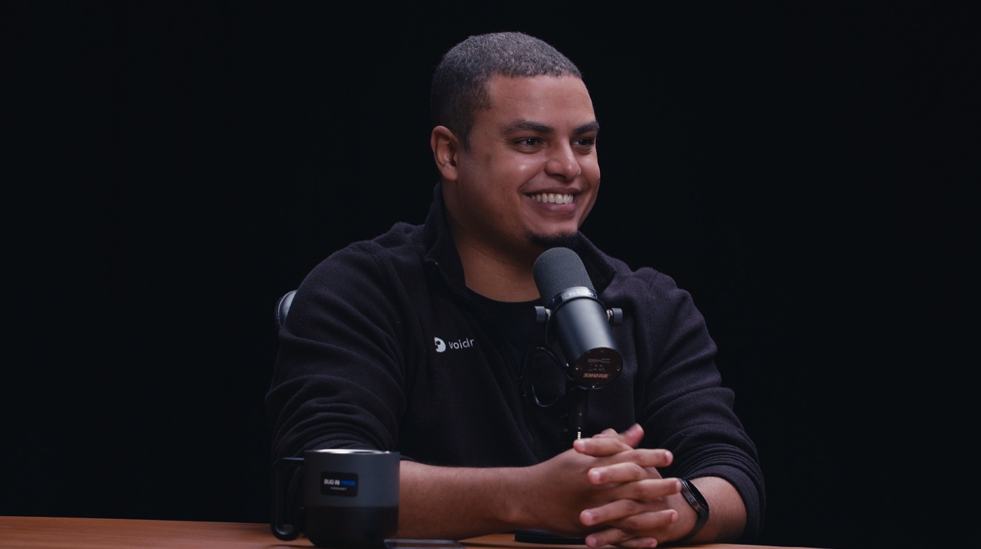 Milson Ramos ao microfone na gravação do podcast