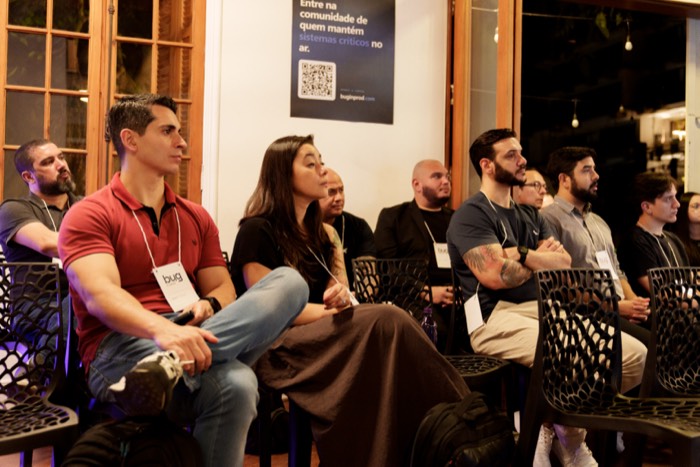 Plateia acompanhando uma das talks